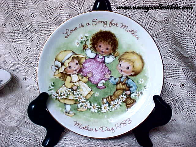 New In Box AVON Mother's Day Plate 1983 “Love Is A Song” 5” with Stand 